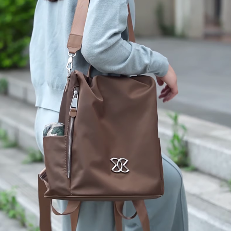 香港品牌背包女士双肩包2024款轻便大容量时尚旅行包户外休闲书包-图1