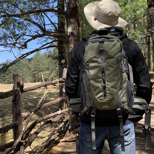 Five-pointed star water-splashing professional hiking and mountaineering backpack