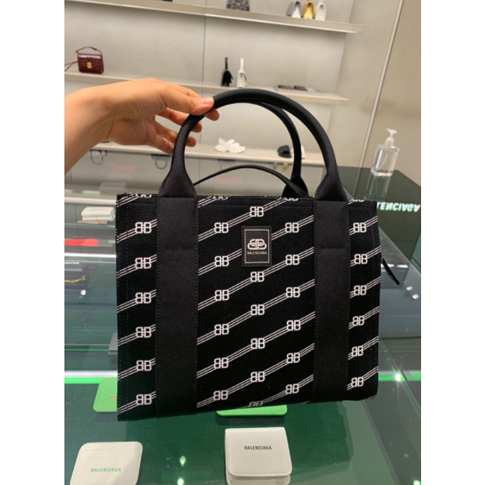 BALENCIAGA 女士斜挎包 620884KMZK31090 - 图2