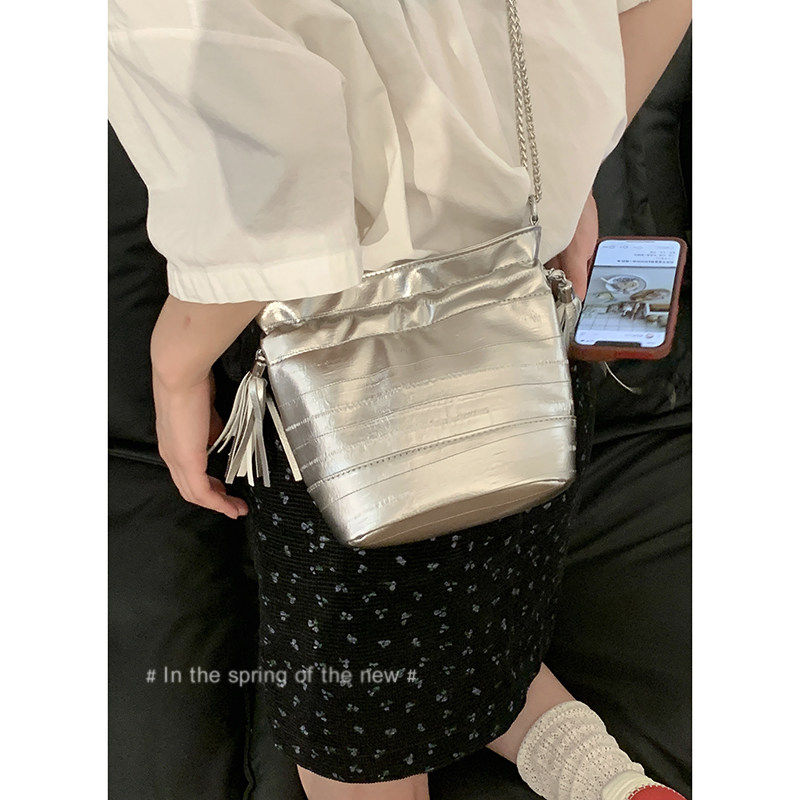 小众腋下包包女式2024新款夏天时尚银色水桶包高级感百搭斜挎包,淘宝优惠券,粉丝福利购,淘宝优惠卷