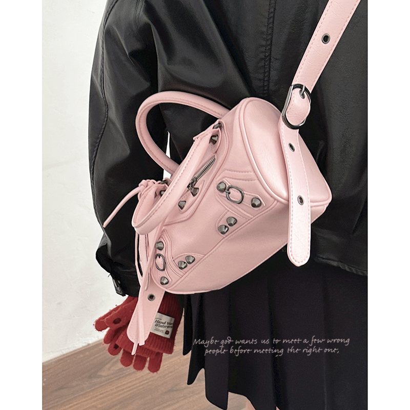 潮酷机车包包女2023新款潮时尚手提粉色枕头包宽肩带单肩斜挎包,淘宝优惠券,粉丝福利购,淘宝优惠卷