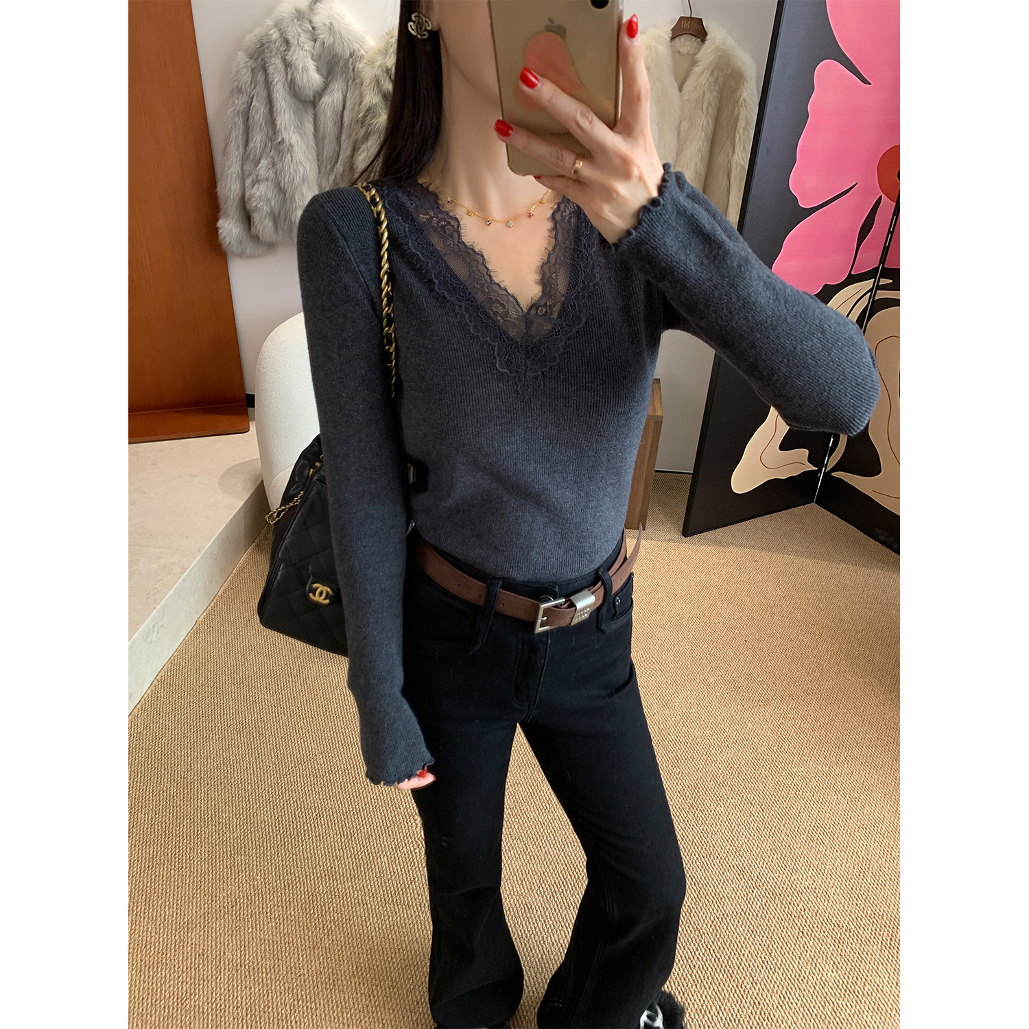 12/2  10AM 徐琳「乖乖打底」蕾丝边拼接v领修身木耳边打底衫上衣 - 图2