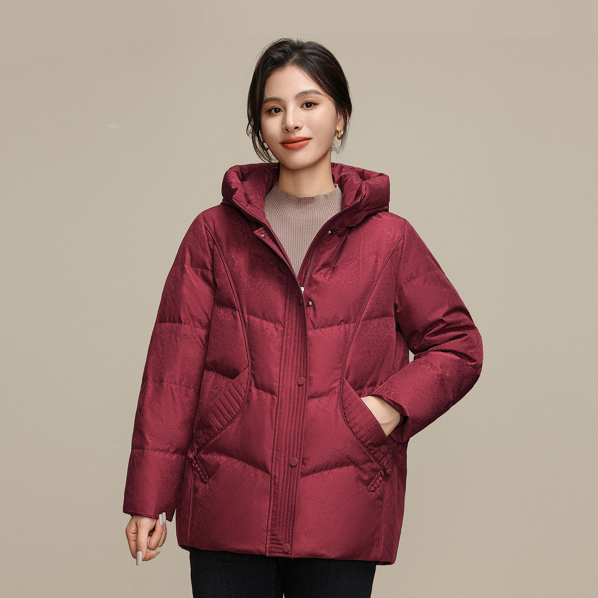 雪中飞2026夏新款女短款连帽羽绒服妈妈款中老年加厚宽松大码暖
