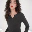 雪中飞v领长袖t恤女2026秋季时尚简约风修身打底衫女士内搭上衣PC