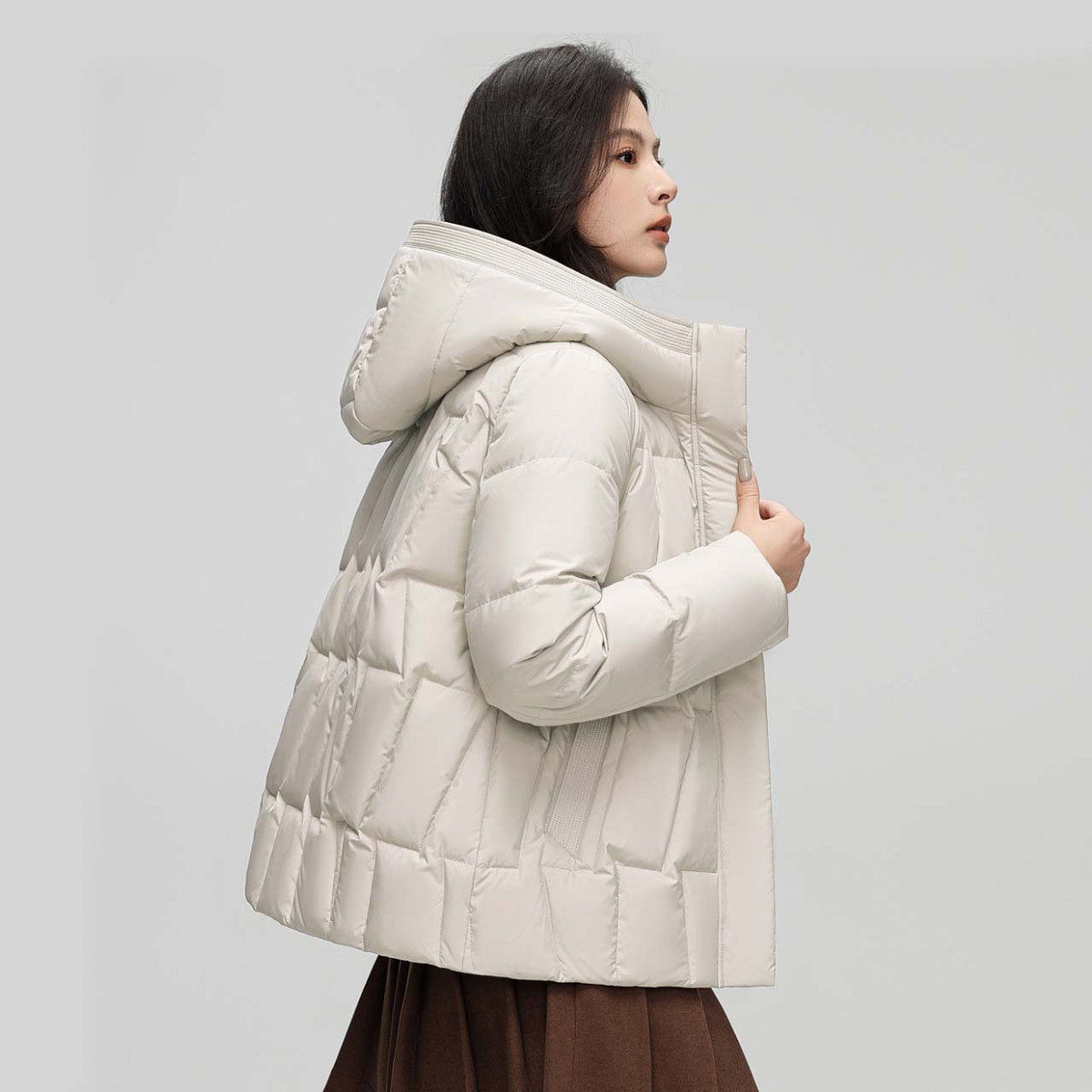 雪中飞2026春新款女士短款连帽羽绒服时尚简约分格保暖咖棕H版