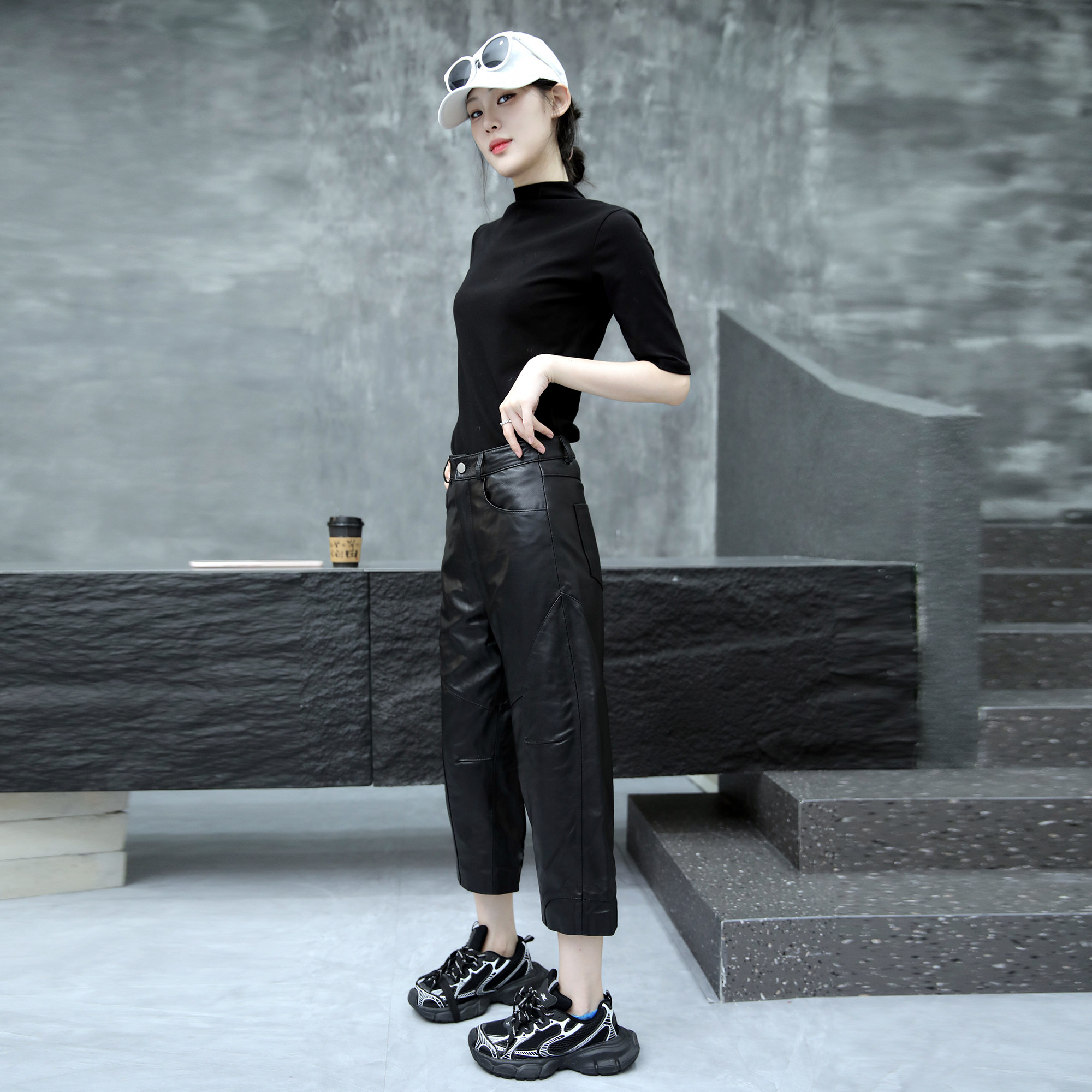 油蜡皮皮裤女2025年秋季新真皮黑色直筒裤牛皮八分裤显瘦休闲裤潮,淘宝优惠券,粉丝福利购,淘宝优惠卷