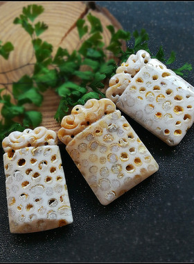 少量の老矿 天然珊瑚玉吊坠 水晶洞发财洞珊瑚玉平安牌 仿古方牌