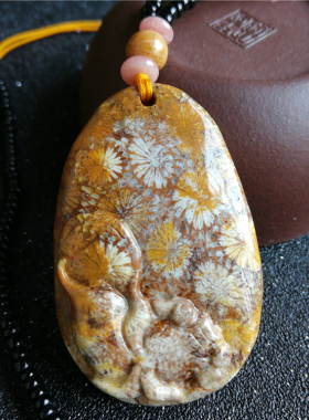 一物一拍天然珊瑚玉毛衣链雕刻件