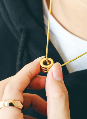 潮男金色字母钛钢女生日韩吊坠