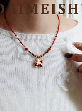 原创马年复古精致红色滴油转盘小马项链轻奢高级感气质百搭锁骨链