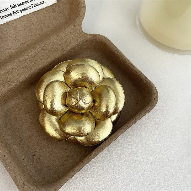 法式复古金银色山茶花胸针时尚高级感小香风皮质花朵外套大衣配饰,淘宝优惠券,粉丝福利购,淘宝优惠卷