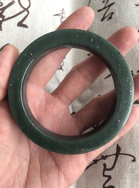 【璞玉斋】和田玉精品含特殊金属沙枣青籽料手镯