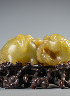 玉雕狮子滚绣球摆件（红木座）