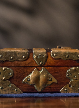 清代红木铜包角錾刻鱼籽花卉纹宝箱文玩古董摆件收藏