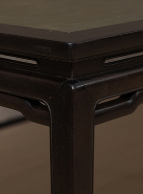 紫檀镶绿石束腰罗锅枨马蹄腿画桌