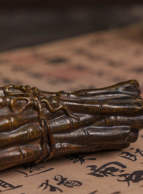 清代仿生瓷一捆竹镇纸