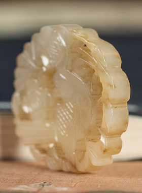 清代玉透雕花鸟纹圆牌挂饰