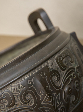 铜饕餮纹双耳三足鼎式香炉