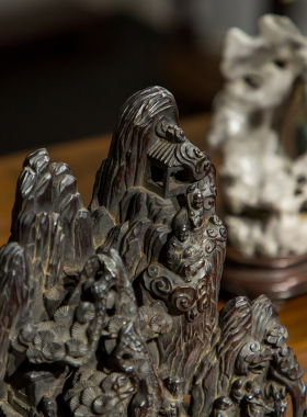 清代紫檀松林雅集人物山子木雕