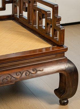 红木攒接拐子纹鹤鹿同春罗汉床