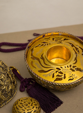 铜鎏金镂雕卷草花卉纹香薰