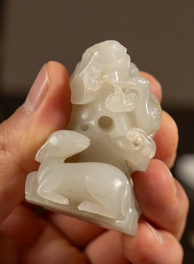 和田玉雕太湖石卧鹿摆件