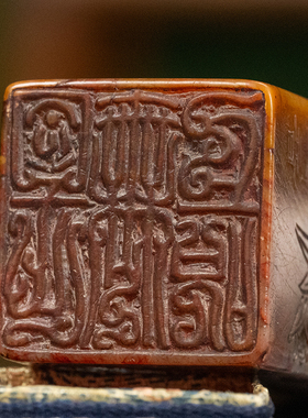 鸡血石阴刻菊纹鸟虫篆印章