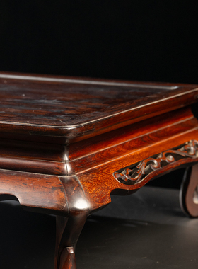 清代红木束腰三弯腿雕卷草纹底座