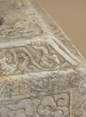 汉白玉雕卷草云纹石座摆件