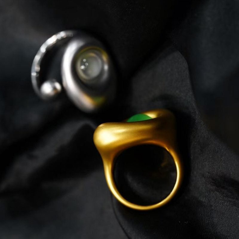 A good instrument (ornament), the Dune Jadeite design ring is full of personality and does not follow the crowd. The women's model is inlaid with heavy gold.