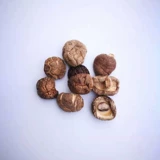 Xiang Lao Lao Lao Siaoshi Mushroom 500g Сухие грузовые грибы срезаны ногами высушенные шиитаке грибы.