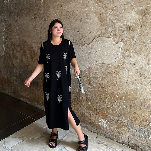 藏肉显瘦特大码小黑裙中长款夏女装200斤胖mm宽松遮肚开叉连衣裙 - 图1