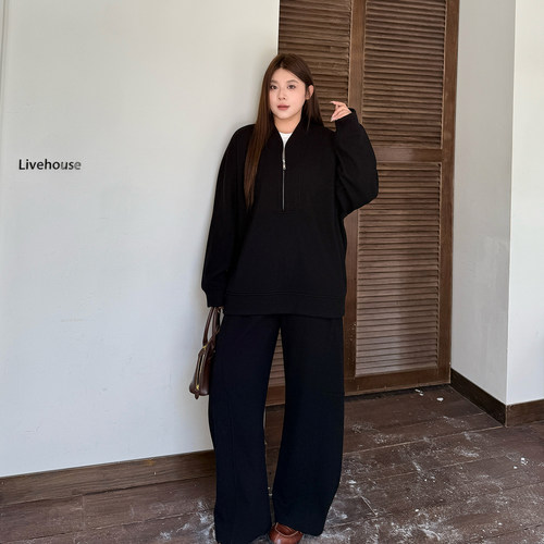 心存真大码女装定制加绒酒瓶领卫衣+胖mm宽松弯刀加厚卫裤套装 - 图1