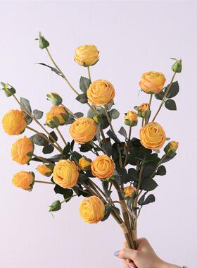 Simultaneous bouquets of high-profile roses and fake bouquet