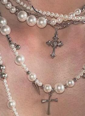 The unorthodox pearl long necklace has a lot of high-sense,