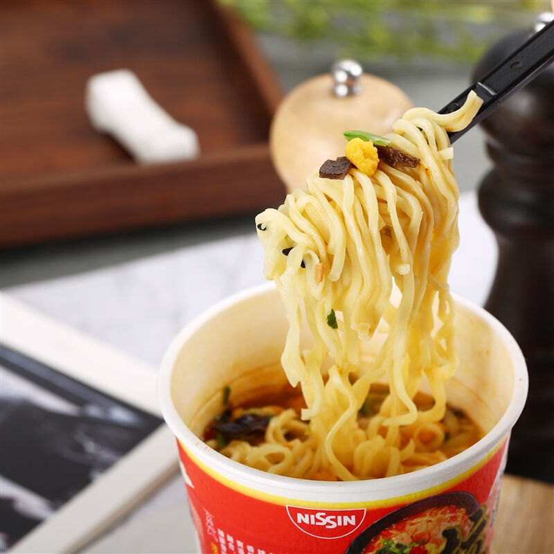 日清拉王拉面日式非油炸方便面12杯整箱黑蒜油辣豚骨风味杯面泡面