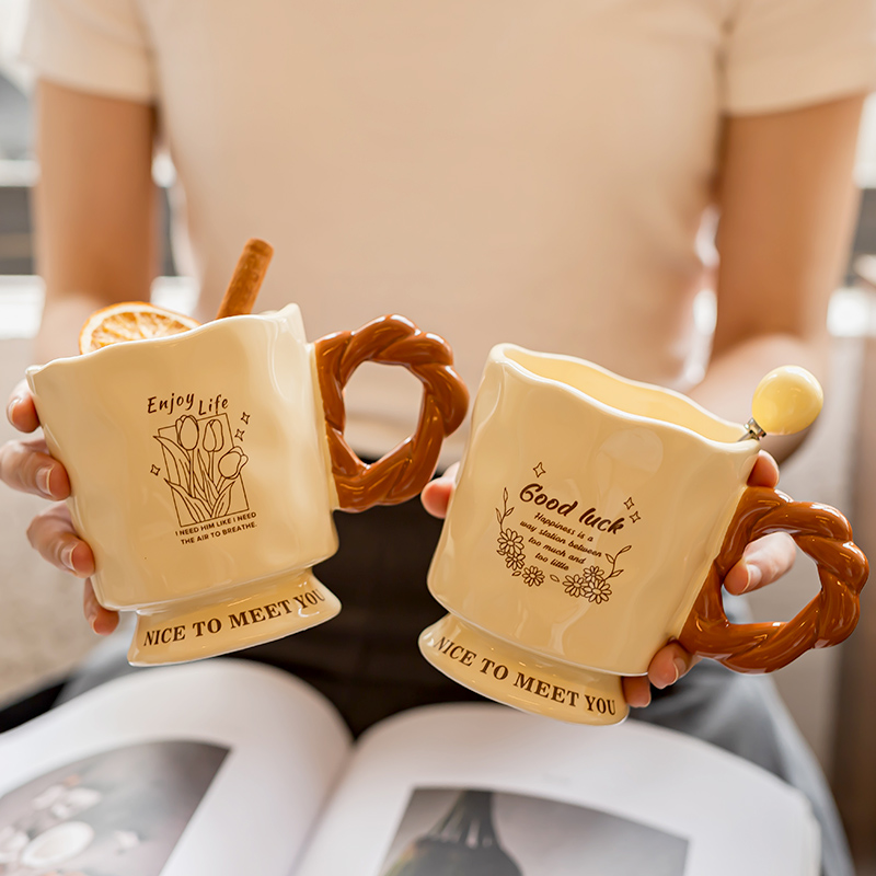 奶油风高脚杯女生马克杯带勺家用情侣陶瓷水杯办公室早餐咖啡杯子 - 图0