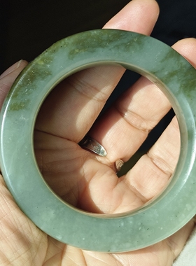 和田玉新疆籽料青玉留皮秋香绿54小圈轮胎方型