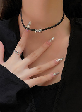 蝴蝶结项链黑色裙子西装配饰