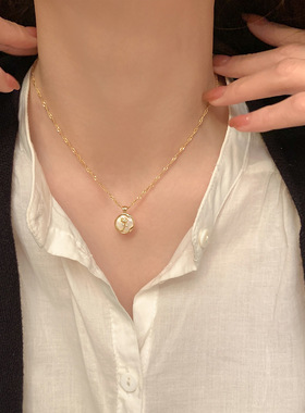 贝母花朵圆牌项链 时尚轻奢高级感锁骨链 气质简约日常百搭项饰批