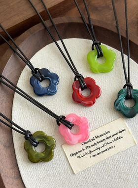 多巴胺彩色亚克力镂空花朵项链