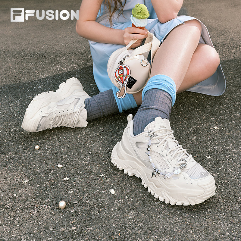 【FILA】厚底增高白色休闲鞋