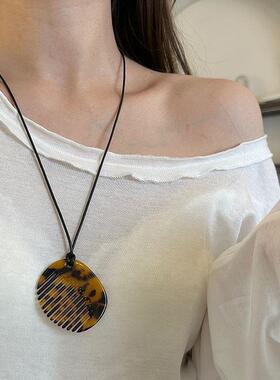 小众豹纹醋酸梳子吊坠黑绳项链女独特设计感百搭颈链毛衣链