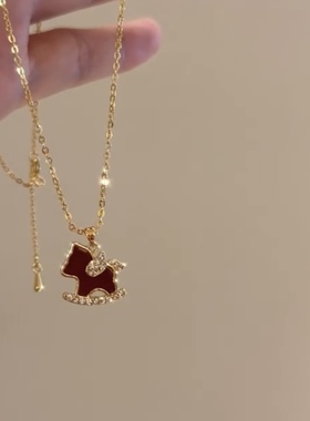 红色珐琅摇摇马项链女金色