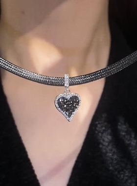 精致轻奢黑色爱心项链女