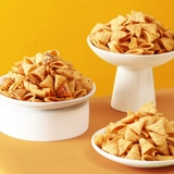 Около 104 пачки замечательных хрустящих рогов и острых рогов и хрустящих говяжьих хрустящих рогов Небольшой пакет под морской ностальгией с пыхтными закусками цельная коробка