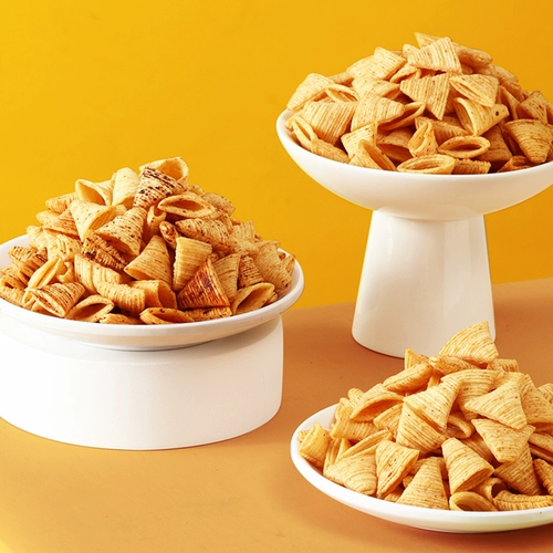 Около 104 пачки замечательных хрустящих рогов и острых рогов и хрустящих говяжьих хрустящих рогов Небольшой пакет под морской ностальгией с пыхтными закусками цельная коробка