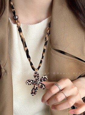 咖色豹纹花朵吊坠丝巾项链女美拉德气质高级感毛衣链复古抽拉配饰