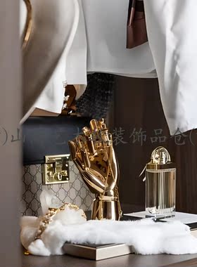 样板房衣帽间女士衣柜软装饰品组合摆件大牌衬衫小香外套模特图片