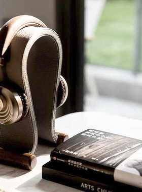 现代轻奢样板间书房书柜音乐主题耳机黑胶唱片烛台乐器组合摆件